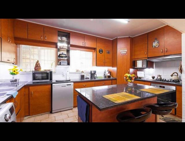3 BEDROOM HOUSE FOR SALE IN VAN RIEBEECK PARK